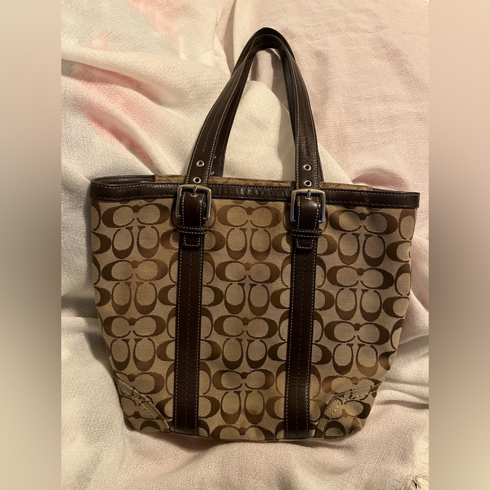 This is a gently used bag. It’s in good shape, no tears normal wear and tear